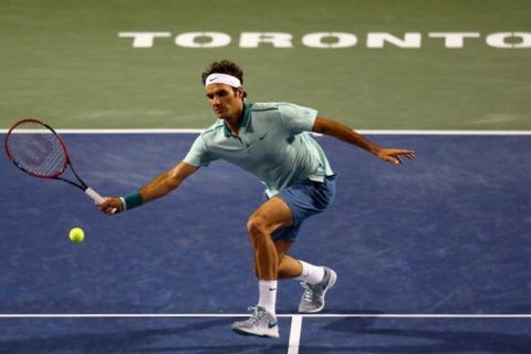 TORONTO, ON - AUGUST 07:  Roger Federer of Switzerland returns a shot to Marin Cilic of Croatia during Rogers Cup at Rexall Centre at York University on August 7, 2014 in Toronto, Canada.  (Photo by Ronald Martinez/Getty Images)