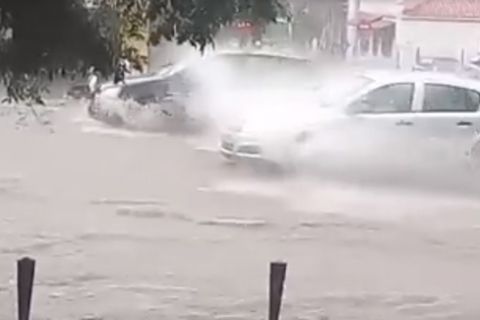 Οδηγός στη Θεσσαλονίκη προσπερνά στην καταιγίδα και "τιμωρείται" με αναπάντεχο τρόπο!