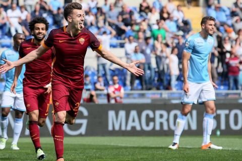 Roma's Stephan El Shaarawy (L) jubilates after scoring the goal during the Italian Serie A soccer match SS Lazio vs AS Roma at Olimpico stadium in Rome, Italy, 03 April 2016. 
ANSA/ALESSANDRO DI MEO
