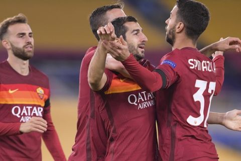 Ο Μιχιταριάν πανηγυρίζει με τους συμπαίκτες του στην Ρόμα γκολ του κόντρα στην Κλουζ στο Εuropa League