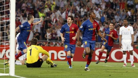 Barcelona's Samuel Eto'o, foreground, celebrates after scoring during the UEFA Champions League final soccer match between Manchester United and Barcelona in Rome, Wednesday May 27, 2009. (AP Photo/Jon Super)
