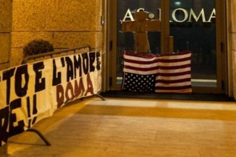 Ντε Ρόσι: Κρέμασαν ανάποδα τη σημαία των ΗΠΑ στη Ρόμα