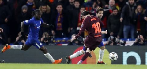 Barcelona's Lionel Messi scorer the first goal of his team during the Champions League, round of 16, first-leg soccer match between Chelsea and Barcelona at Stamford Bridge stadium, Tuesday, Feb. 20, 2018. (AP Photo/Frank Augstein)