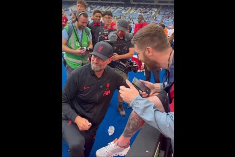 Λίβερπουλ: Ο Κλοπ υπέγραψε σε πόδι οπαδού που είχε χτυπήσει τατουάζ με τη μορφή του