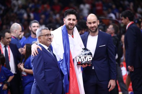 Final Four 2022: MVP ο Βασίλιε Μίτσιτς, του έδωσε το βραβείο ο Βασίλης Σπανούλης
