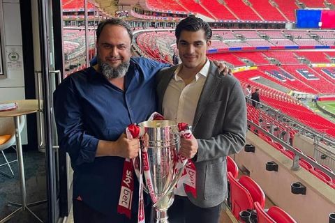 Ο Βαγγέλης Μαρινάκης με τον υιό του Μιλτιάδη και το τρόπαιο ανόδου στην Premier League της Νότιγχαμ Φόρεστ