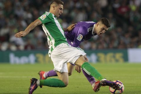 Real Madrid's Mateo Kovacic, right, and Betis' Joaquin Sanchez, left, fight for the ball during their La Liga soccer match at the Benito Villamarin stadium, in Seville, Spain on Saturday, Oct. 15, 2016. (AP Photo/Angel Fernandez)