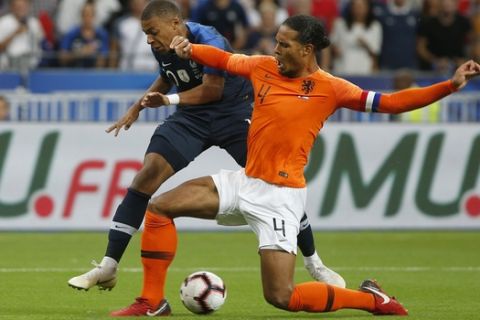 Netherlands Virgil van Dijk, right blocks a shot from Kylian Mbappe of France during the UEFA Nations League soccer match between France and the Netherlands at the Stade De France in Paris, Sunday, Sept. 9, 2018. (AP Photo/Thibault Camus)
