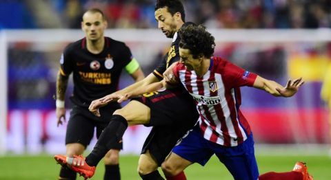 Atletico Madrid's Portuguese midfielder Tiago (R) vies with Galatasaray's midfielder Bilal Kisa (C) during the UEFA Champions League Group C football match Club Atletico de Madrid vs Galatasaray AS at the Vicente Calderon stadium in Madrid on November 25, 2015.   AFP PHOTO/ JAVIER SORIANO / AFP / JAVIER SORIANO        (Photo credit should read JAVIER SORIANO/AFP/Getty Images)