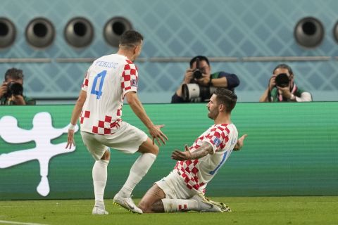 Ο Μάρκο Λιβάγια της Κροατίας πανηγυρίζει με τον Ίβαν Πέρισιτς γκολ που σημείωσε κόντρα στον Καναδά για τη φάση των ομίλων του Παγκοσμίου Κυπέλλου 2022 στο "Καλίφα", Ντόχα | Κυριακή 27 Νοεμβρίου 2022