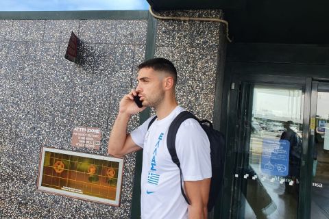 Ο Ιωάννης Παπαπέτρου μιλάει στο τηλέφωνό του μετά την άφιξη της αποστολής της Εθνικής στο Μιλάνο