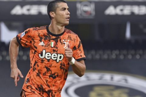 Ο Κριστιάνο Ροναλντο πανηγυρίζει γκολ του με τη φανέλα της Γιουβέντους κόντρα στην Σπέτσια για την Serie A