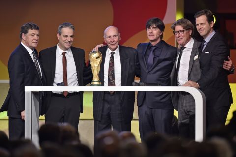 Ο θρυλικός Γερμανός παγκόσμιος πρωταθλητής, Χορστ Έκελ, σε εκδήλωση του 2015 μαζί με μεγάλες προσωπικότητες του γερμανικού ποδοσφαίρου, μεταξύ των οποίων και ο Ότο Ρεχάγκελ | 23 Οκτωβρίου 2015