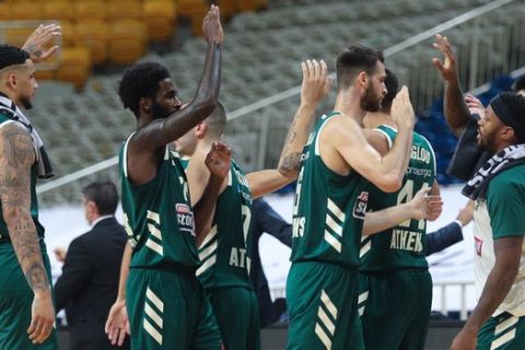 Οι παίκτες του Παναθηναϊκού συγχαίρουν ο ένας τον άλλον σε εντός έδρας αναμέτρηση για τη EuroLeague 2020/21
