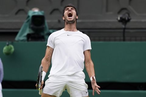 Ο Κάρλος Αλκαράθ πανηγυρίζει τη νίκη του στο Wimbledon
