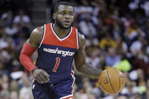 Washington Wizards' Will Bynum brings the ball up against the Cleveland Cavaliers in an NBA basketball game Wednesday, April 15, 2015, in Cleveland. (AP Photo/Mark Duncan)