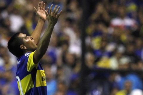 Boca Juniors' Juan Roman Riquelme celebrates after he scored a goal against Newell's Old Boys during an Argentine First Division soccer match at La Bombonera stadium in Buenos Aires February 26, 2012. REUTERS/Enrique Marcarian (ARGENTINA - Tags: SPORT SOCCER)
