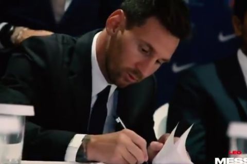 Ο Λιονέλ Μέσι βάζει την υπογραφή του σε διετές συμβόλαιο συνεργασίας με την Παρί Σεν Ζερμέν