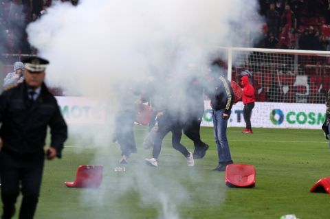 Ολυμπιακός - ΑΕΚ: Εισβολή οπαδών στον αγωνιστικό χώρο με τη λήξη του ντέρμπι, χρήση δακρυγόνων από τα ΜΑΤ
