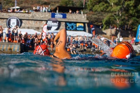 Oceanman Greece: Κολυμβητές από ολόκληρο τον κόσμο πιάνουν... Λιμένι!