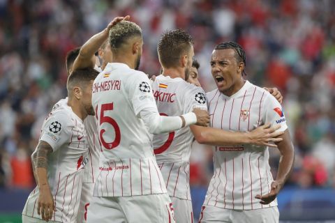 Οι παίκτες της Σεβίλλης πανηγυρίζουν γκολ που σημείωσαν κόντρα στη Ζάλτσμπουργκ για τους ομίλους του Champions League 2021-2022 στο "Ραμόν Σάντσεθ Πιθχουάν", Σεβίλλη | Τρίτη 14 Σεπτεμβρίου 2021