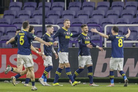 Οι παίκτες της Φενέρμπαχτσε πανηγυρίζουν γκολ που σημείωσαν κόντρα στην Ουνιόν Σεν Ζιλουάζ για τη φάση των 16 του Europa Conference League 2023-2024 στο "Γιαν Μπρεϊντέλ", Βρυξέλλες | Πέμπτη 7 Μαρτίου 2024