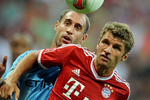 Munich's Thomas Müller (R) and Pablo Zabaleta of Manchester vie for the ball during the Audi Cup soccer final match FC Bayern Munich vs Manchester City FC at Allianz Arena in Munich, Germany, 01 August 2013. Photo: Andreas Gebert/dpa