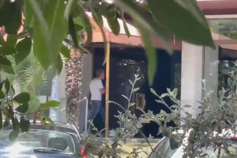 Ο Χόρχε Μέσι κατά την είσοδο του στο σπίτι του Λαπόρτα 
