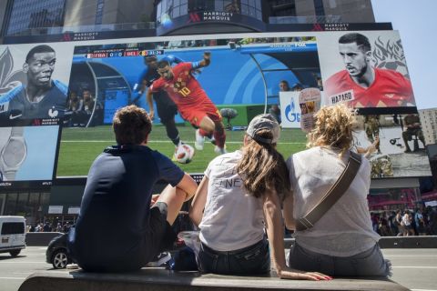 Γιγαντοοθόνη στο Βέλγιο προβάλλει αγώνα του Μουντιάλ 2018