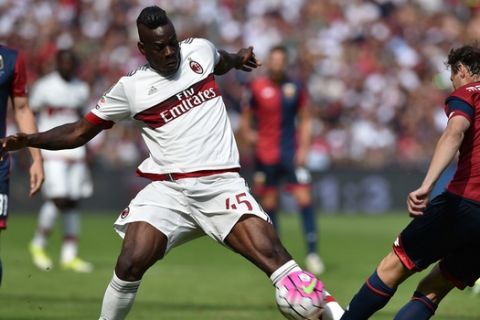 GENOA, ITALY - SEPTEMBER 27:  Mario Balotelli (L) of AC Milan is challenged by Giovanni Marchese of Genoa CFC during the Serie A match between Genoa CFC and AC Milan at Stadio Luigi Ferraris on September 27, 2015 in Genoa, Italy.  (Photo by Valerio Pennicino/Getty Images)