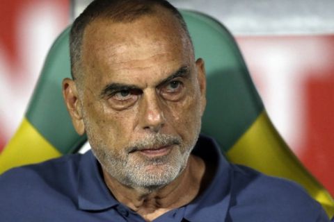 Ghana head coach Avram Grant looks on ahead of the African Cup of Nations semifinal soccer match between Cameroon and Ghana at the Stade de Renovation, in Franceville, Gabon, Thursday, Feb. 2, 2017. (AP Photo/Sunday Alamba)