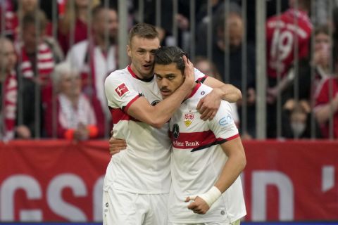 Ο Σάσα Κάλαϊτζιτς της Στουτγκάτρδης πανηγυρίζει με τον Ντίνο Μαυροπάνο γκολ που σημείωσε κόντρα στην Μπάγερν για την Bundesliga 2021-2022 στην "Άλιαντς Αρένα", Μόναχο | Κυριακή 8 Μαΐου 2022