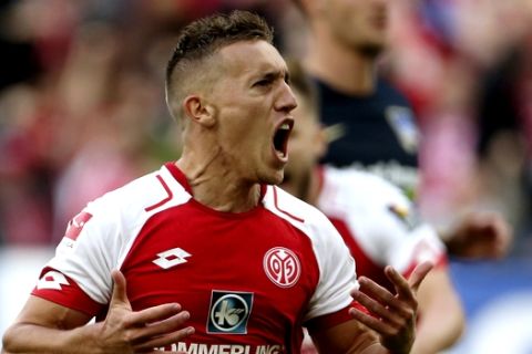 Mainz's Pablo de Blasis celebrates after giving his side a 1-0 lead during the German Bundesliga match between FSV Mainz 05 and Hertha BSC Berlin  in Mainz, Germany, Saturday, Sept. 23, 2017.  (Thomas Frey/dpa via AP)