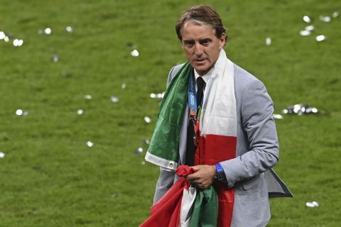 Ο Ρομπέρτο Μαντσίνι με τη σημαία της Ιταλίας μετά την απονομή του Euro 2020