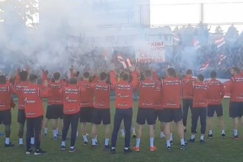 Οι οπαδοί του Ερυθρού Αστέρα αποθεώνουν τους παίκτες της ομάδας τους παρά τον αποκλεισμό από την Μίλαν στο Europa League