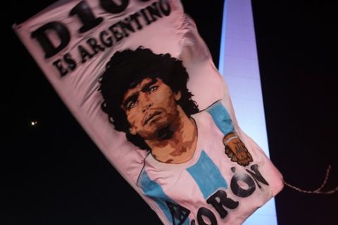 Σημαία με το πρόσωπο του Μαραντόνα στην Αργεντινή στις 25 Νοεμβρίου
