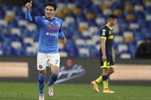 Ο Ελμάς πανηγυρίζει γκολ του με τη φανέλα της Νάπολι απέναντι στην Πάρμα σε αναμέτρηση των δύο ομάδων για την Serie A