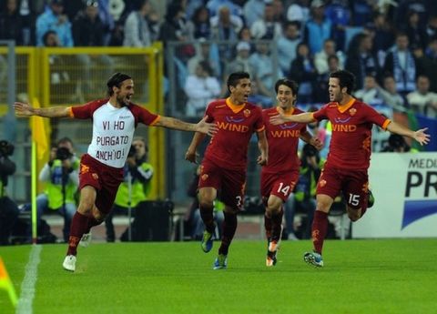 ROME, ITALY - OCTOBER 16:  Pablo Daniel Osvaldo of Roma celebrates after scoring the opening goal during the Serie A match between SS Lazio and AS Roma at Stadio Olimpico on October 16, 2011 in Rome, Italy.  (Photo by Giuseppe Bellini/Getty Images)