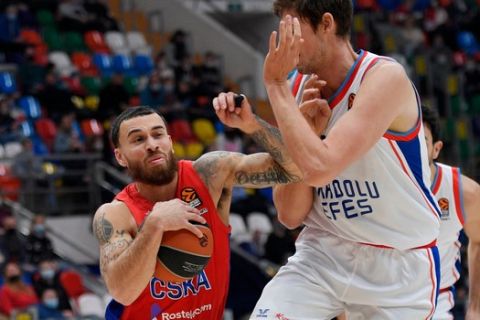 Ο Τζέιμς κόντρα στον Πλάις στο παιχνίδι της ΤΣΣΚΑ με την Αναντολού Εφές για την EuroLeague 2020/21