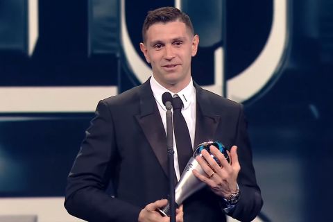 FIFA Best: Ο Εμιλιάνο Μαρτίνες καλύτερος τερματοφύλακας στους άνδρες, η Μέρι Ερπς στις γυναίκες