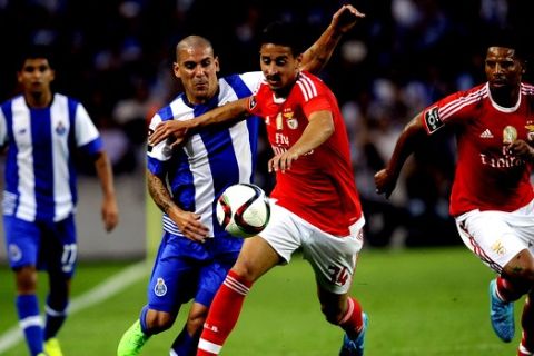 Benficas Andre Almeida, front, fights for the ball with Portos Maxi Pereira, second left, during the Portuguese League soccer match between FC Porto and SL Benfica at Porto's Dragao stadium in Porto, Portugal, Sunday, Sept. 20, 2015. (AP Photo/Paulo Duarte)