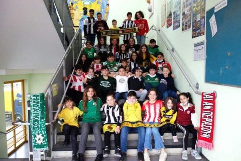 Τα παιδιά του 1ου Δημοτικού Σχολείου Νυρεμβέργης φορούν τις φανέλες όλων των ομάδων