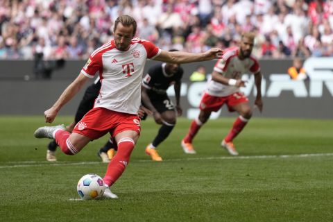 Ο Χάρι Κέιν της Μπάγερν σε στιγμιότυπο της αναμέτρησης με την Άιντραχτ για την Bundesliga 2023-2024 στην "Άλιαντς Αρένα", Μόναχο | Σάββατο 27 Απριλίου 2024
