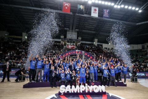 Οι παίκτες της Εφές πανηγυρίζουν την κατάκτηση του Κυπέλλου Τουρκίας