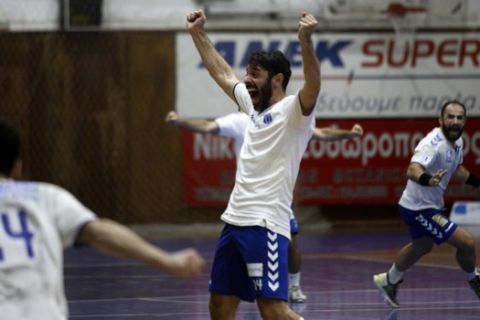 Ο Πάνος Αποστολίδης πανηγυρίζει το γκολ που πέτυχε σε νεκρό χρόνο στο Ιωνικός Νέας Φιλαδέλφειας - Άρης για την Handball Premier