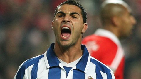 Porto's Ricardo Quaresma reacts after missing a goal against Benfica during their Portuguese League soccer match Saturday, Dec. 1, 2007, at Benfica's Luz stadium in Lisbon, Portugal. (AP Photo/Steven Governo)
