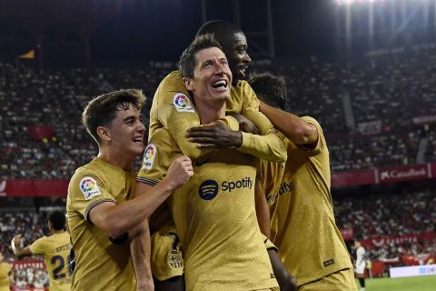 Ο Ρόμπερτ Λεβαντόβσκι της Μπαρτσελόνα πανηγυρίζει γκολ που σημείωσε κόντρα στη Σεβίλλη για τη La Liga 2022-2023 στο "Ραμόν Σάντσεθ Πιθχουάν", Σεβίλλη | Σάββατο 3 Σεπτεμβρίου 2022
