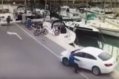 Βίντεο: Δεν έβαλε χειρόφρενο και το αμάξι έκανε βουτιά στο λιμάνι!