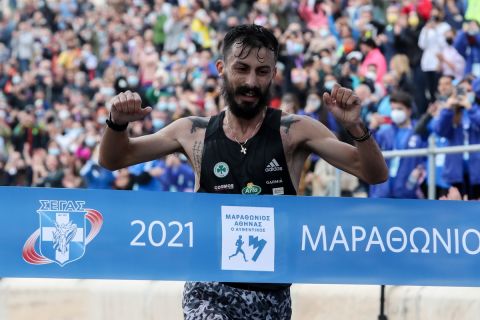 Ο Κώστας Γκελαούζος τη στιγμή του τερματισμού του στον Αυθεντικό Μαραθώνιο 2021