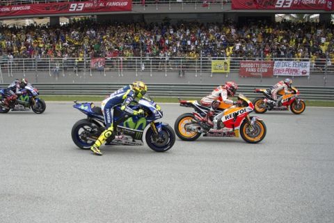 KUALA LUMPUR, MALAYSIA - OCTOBER 25:  The MotoGP riders start from the grid during the MotoGP race during the MotoGP Of Malaysia at Sepang Circuit on October 25, 2015 in Kuala Lumpur, Malaysia.  (Photo by Mirco Lazzari gp/Getty Images)